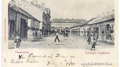 Képeslap Csabáról, rajta a Vasút-utcza Corvina Könyvkereskedése 1901-ben. A kép bal szélén látható a Frnda András-féle ház (antikfoto.hu, Tuska János gyűjteményéből)