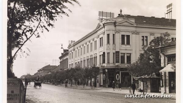 Az Andrássy út az 1930-as években; a jobb oldalon az egykori Frnda-féle ház sarka. Az Irányi utca szemközti oldalán a Kocziszky-palota, a fotó bal oldalán az Apolló Mozi hirdetése látható (antikfoto.hu, Tuska János gyűjteményéből)