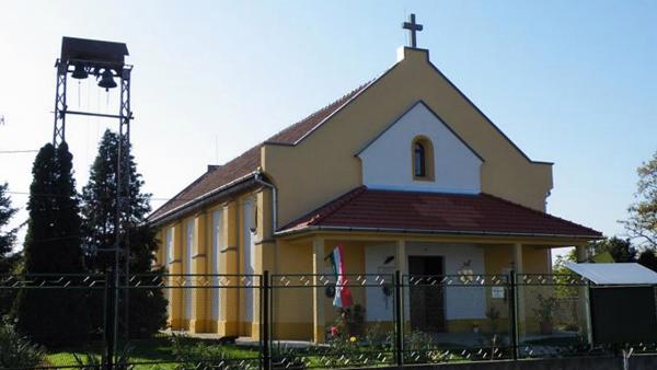 A pitvarosi katolikus templom. (Forrás: miserend.hu)