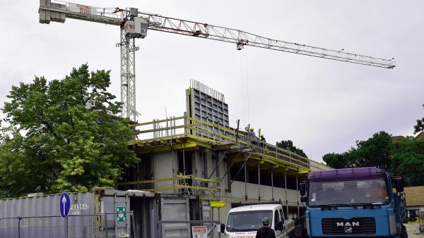 Épül a parkolóház a piacnál (fotó: behir.hu/Such Tamás)