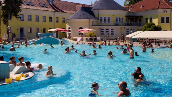 Az Árpád Gyógy- és Strandfürdő élménymedencéje 