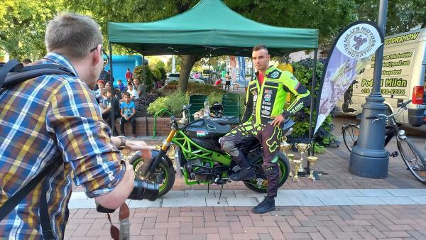 Podani Milán, a Milu's Motor Acrobatics versenyzője és Bencsik Ádám fotóriporter a Békés Megyei Hírlap / beol.hu munkatársa