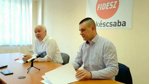 Herczeg Tamás választókerületi elnök és Bálint Kornél békéscsabai elnök közös sajtótájékoztatója