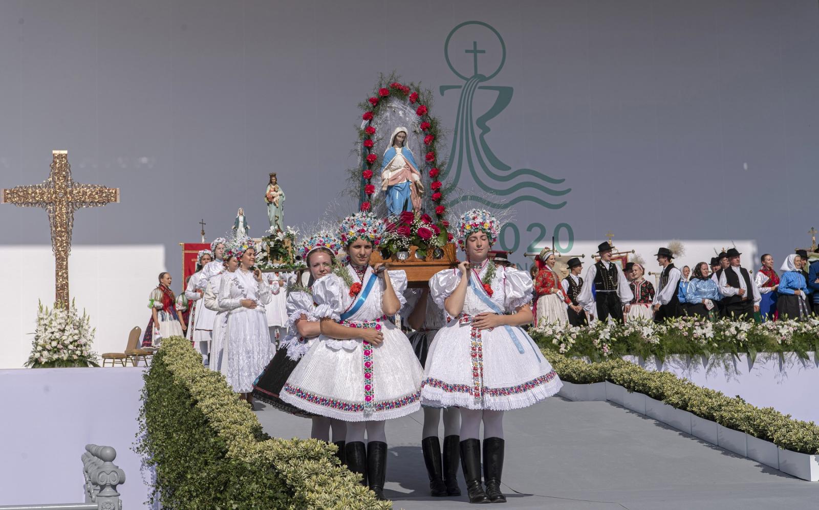 A Magyarország, Mária országa című előadás szereplői az 52. Nemzetközi Eucharisztikus Kongresszust megnyitó ünnepi szentmise előtt a Hősök terén (MTI/Szigetváry Zsolt)