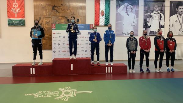 Gachályi Gréta (a kép bal szélén) a dobogó második fokára állhatott fel (Fotó: hunfencing.hu)