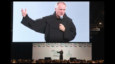 Böjte Csaba előadása a Nemzetközi Eucharisztikus Kongresszuson (MTI fotó)