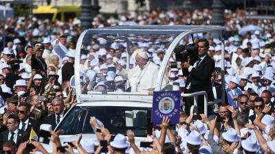 Ferenc pápa (középen) az 52. Nemzetközi Eucharisztikus Kongresszus (NEK) zárómiséjére érkezik a Hősök terére 2021. szeptember 12-én. A kongresszust lezáró úgynevezett statio orbis szentmise hagyományosan a katolikus rendezvénysorozat legünnepélyesebb esem