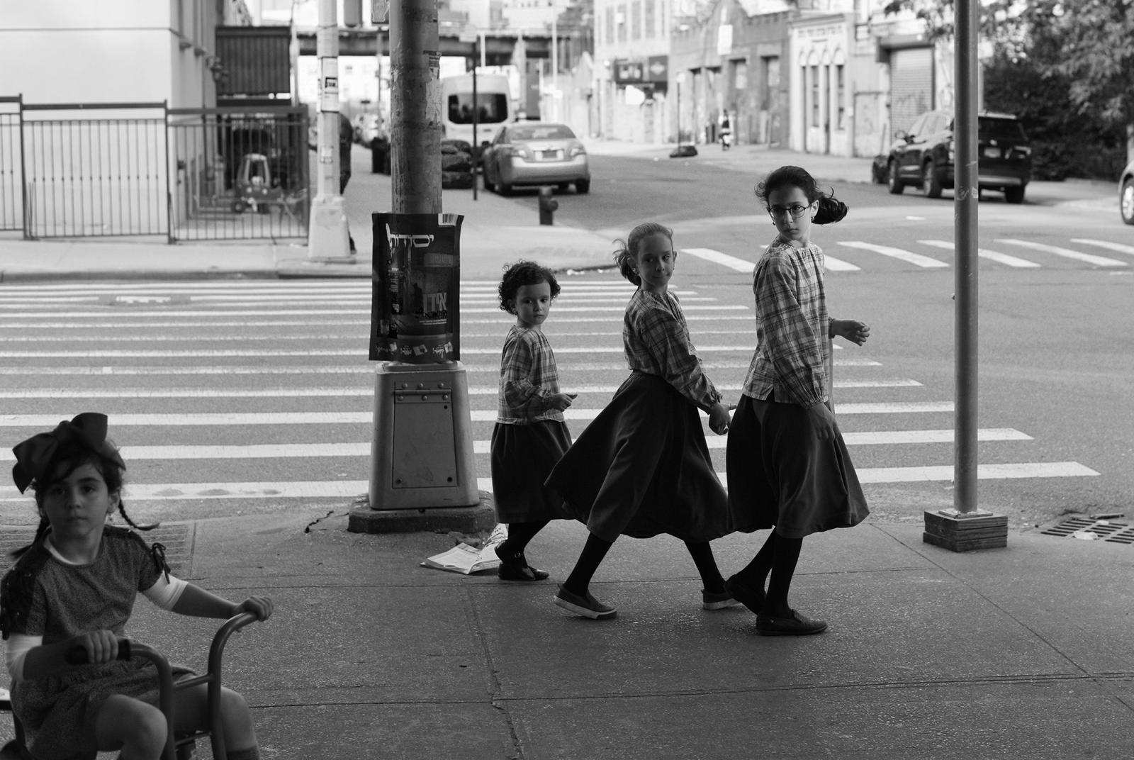 Sétáló lányok (Williamsburg, New York) – Fotó: Beliczay Róbert