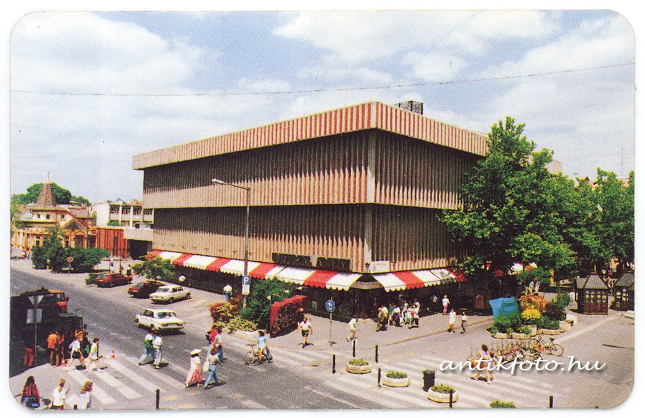 Az egykori Univerzál Áruház épülete és környezete 1994-ben (fotó: antikfoto.hu)