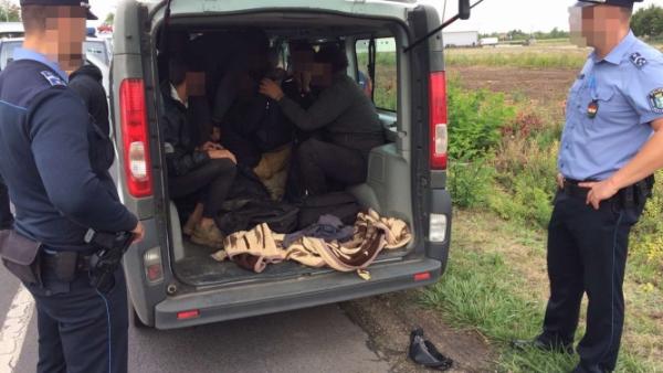 18 illegális határátlépővel szemben intézkedtek Békéscsaba határában a rendőrök 2021.09.01.-jén. Forrás: police.hu