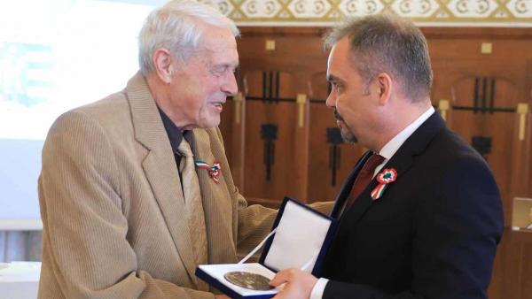 Nagy Gyula (b) 2019-ben a Békés megyei közgyűlés elnökétől, Zalai Mihálytól veszi át az elnöki elismerést. (Fotó: Lehoczky Péter)