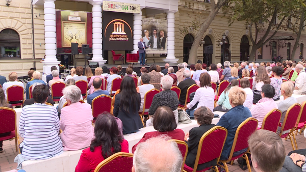 Egy korábbi évadnyitó a színház előtti téren (fotó: behir.hu)