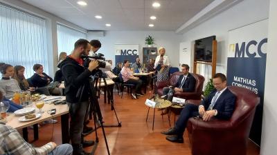 Mittag Mónika, Erdei Krisztián és prof. dr. Holm Putzke az MCC békéscsabai irodájában tartott kerekasztal beszélgetésen