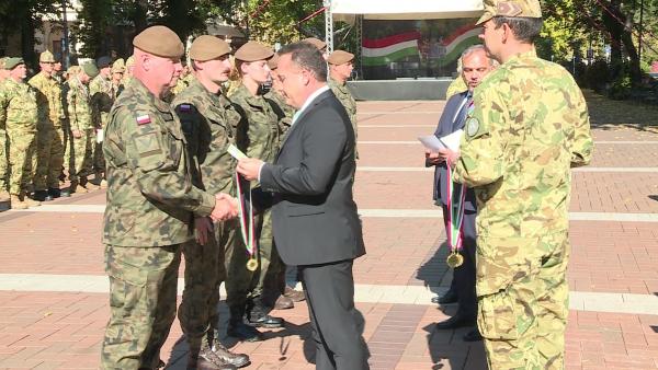 Takács Árpád kormánymegbízott gratulált a győztes lengyel csapatnak (Fotó: behir.hu)