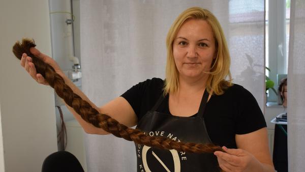 Lanka Andrea egy óriás fajfonattal – Fotó: behir.hu/Such Tamás