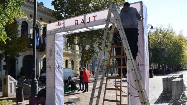 Készül az I. „Fuss és segíts” Jótékonysági Futóverseny startkapuja – Fotó: behir.hu/Such Tamás