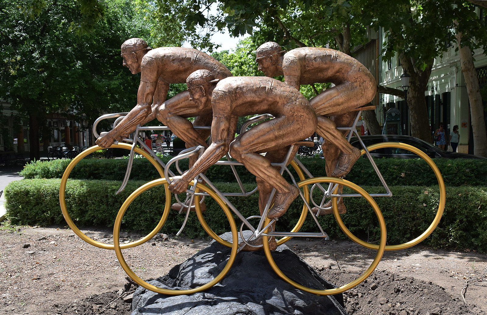Olimpia – Kerékpározók című szobor – Fotó: behir.hu/Such Tamás