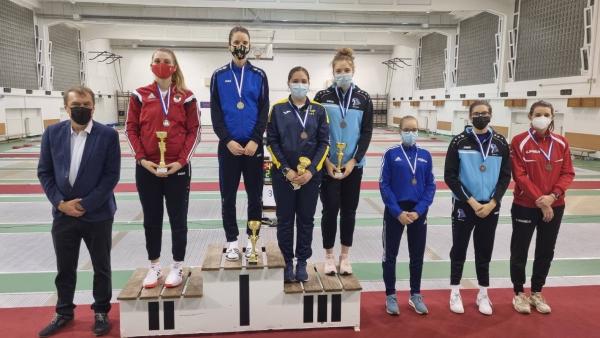 Dékány Kinga (a dobogó harmadik fokán jobbra) és Gachályi Gréta (jobbról a második) is jól szerepelt a tatai viadalon (Fotó: hunfencing.hu)