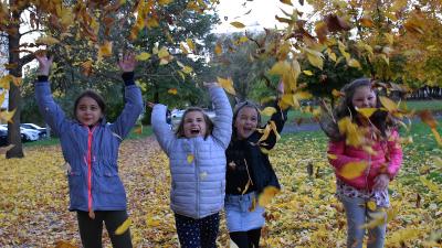 Az őszi szünetet ünneplő gyerekek a Lencsési lakótelepen – Fotó: behir.hu/Such Tamás