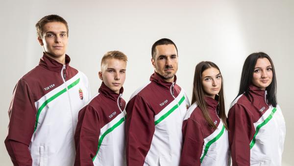 Orosházi versenyzők a kick-boksz vb-n: Brebovszky Zoltán, Zahorecz Noel, Puravecz Péter edző, Halustyik Cintia és Esztergomi Antónia – Forrás: Gregor László