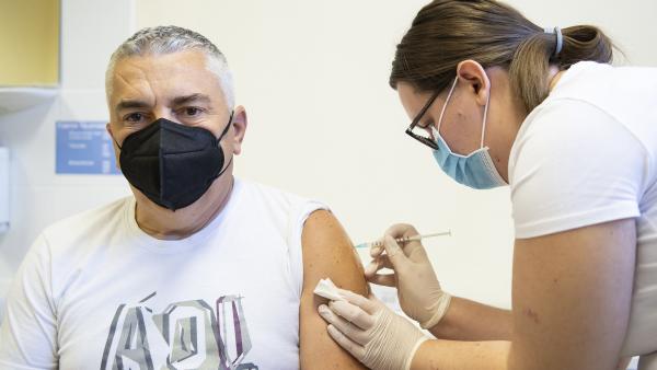 Tarr Enikő belgyógyász rezidens egy férfit beolt a Moderna amerikai biotechnológiai cég koronavírus elleni vakcinája harmadik, emlékeztető adagjával a nyíregyházi Jósa András Oktatókórházban kialakított oltóponton 2021. október 24-én. MTI/Balázs Attila