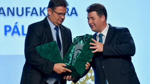Fabulya Attila, a Gyulai Pálinka Manufaktúra vezetője (b) átveszi az Agrárminisztérium Nemzeti Pálinkakiválóság Programjának, az Agrárminisztérium Pálinkája minősítés díjat Erdős Norbertől, az Agrárminisztérium élelmiszerlánc-felügyeletért felelős államti