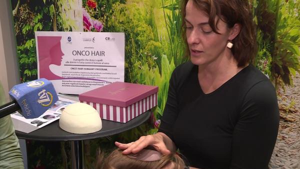 Recskiné_Bunzel_Lívia_mesterfodrász_bemutatja_a_bio_hajprotézist