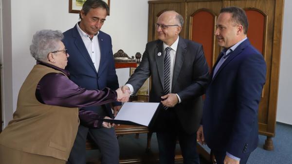 Célba ért a jótékonysági futóverseny bevétele.  Fotó: Békés Megyei Kormányhivatal/Lehoczky Péter