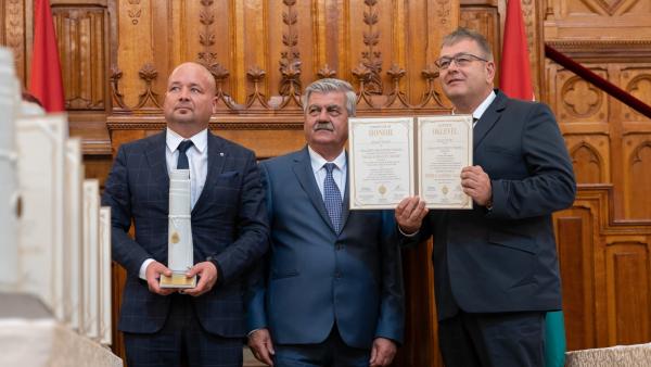 Sztankó László ügyvezető (balról), Farkas Sándor, az Agrárminisztérium miniszterhelyettese és Mokrán Tamás ügyvezető-tulajdonos – (Fotó: dolcetta.hu)