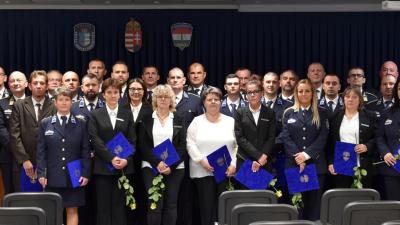 Elismerésben részesültek csoportkép. Forrás: police.hu