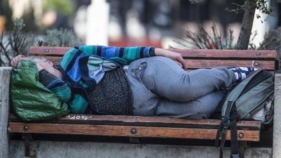 Padon alvó férfi – Fotó: MTI
