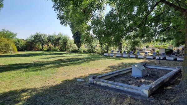 A második világháborús hősi parcella, jobb oldalon az önkormányzat emlékműve, mögötte a 10 megjelölt sír; a füves terület alatt nyugszik a többi katona (fotó: Ugrai Gábor)	