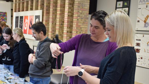 Nagy Emese és Fábián Anna az ásványbörzén – Fotó: behir.hu/Such Tamás