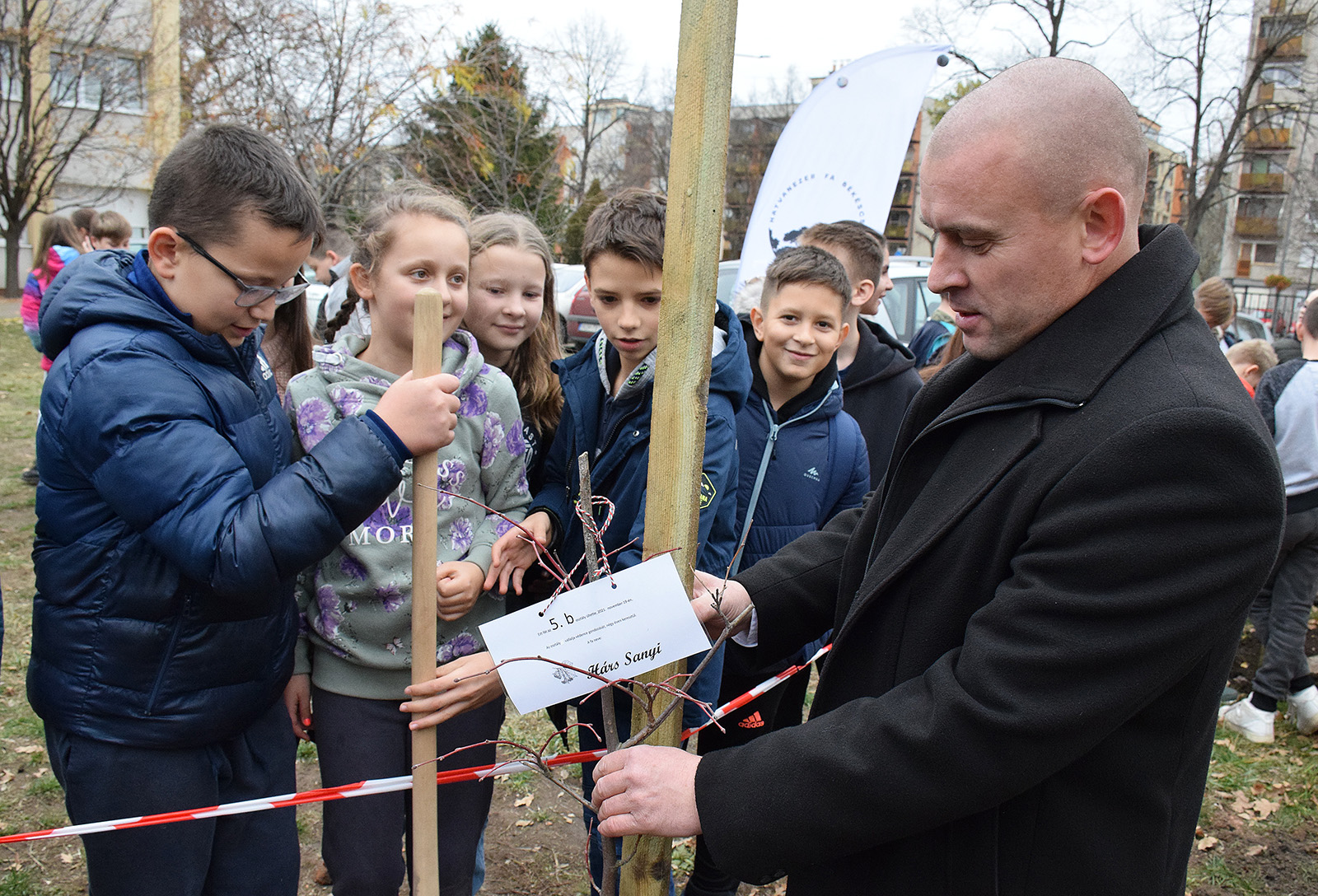Közösen ültettek fákat a 60K és a Petőfi iskola diákjai – Fotó: behir.hu/Such Tamás