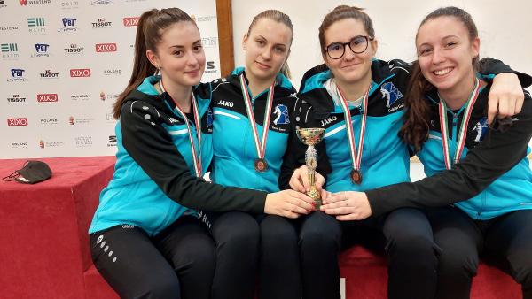 A bronzérmes csapat: Oláh Lili (b-j), Kovács Emese, Gachályi Gréta és Dékány Viktória (Fotó: Alföld Vívó Akadémia)