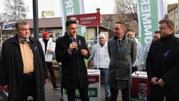 Kondé Gábor, Márki-Zay Péter, Stummer János és Leel-Őssy Gábor a békéscsabai piacon – Fotó: behir.hu/Such Tamás