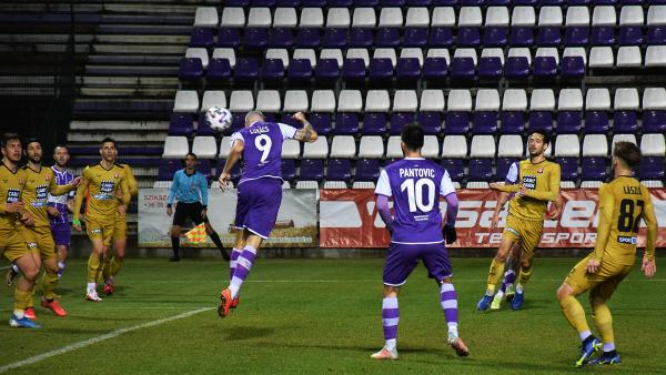 Lukács Raymond (9) volt a nyerőember a Békéscsabának az Ajka ellen. (Fotó: Such Tamás)