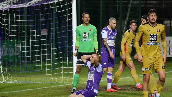 A gólpasszt adó Szabó Péter fogja a fejét az elszalasztott lehetőség után (Fotó: Such Tamás)