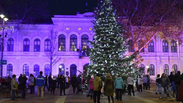 Városi karácsonyfa. Forrás: Facebook/Békéscsaba Megyei Jogú Város Önkormányzata