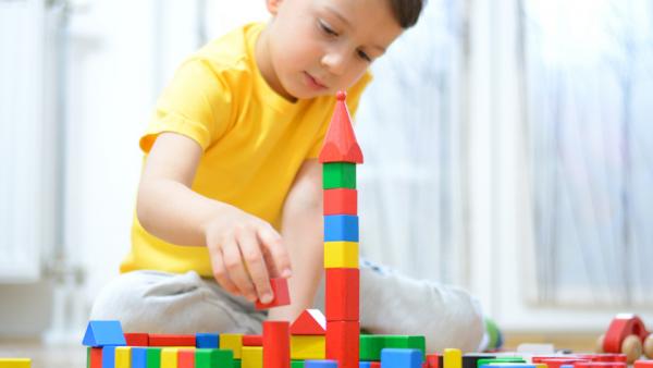 A túl sok játék nem biztos, hogy jó a gyermeknek. 