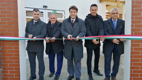 Hivatalos szalagvágással adták át az új nagykamarási piacot – (Fotó: Hidvégi Dávid/behir.hu)