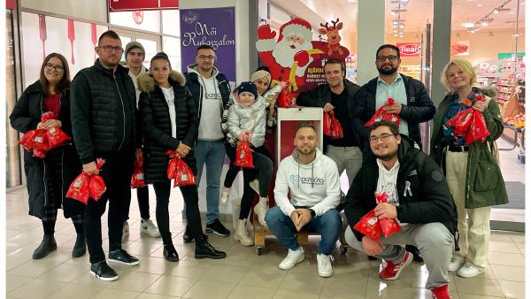 Életnagyságú mikulásokba gyűjt adományokat a Patrióta Békéscsaba Egyesület