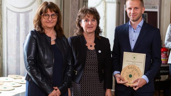 Repisky Dániel, az Erkel Ferenc Művelődési Központ rendezvényszervezési csoportvezetője veszi át a Látópont címet megjelenítő oklevelet és táblát. Forrás: Erkel Ferenc Művelődési Központ és Múzeum Nonprofit Kft.