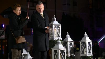 Görgényi Ernő, Gyula polgármestere meggyújtja az első adventi gyertyát. Fotó: Vincze Attila / behir.hu