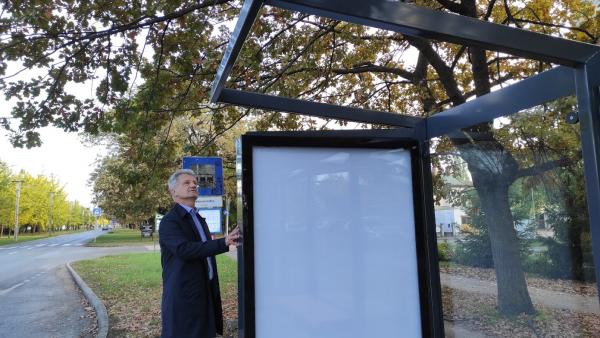 Szarvas Péter: 158 új, fedett buszváró épül Békéscsabán