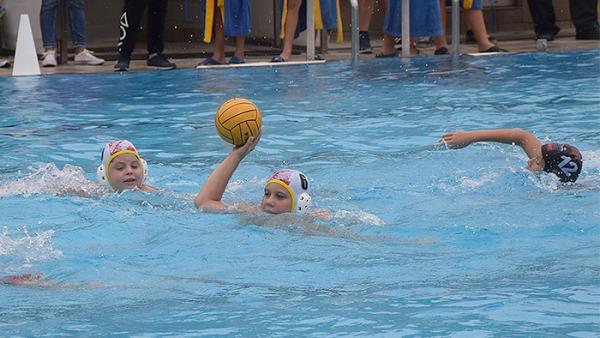 A békéscsabai színekben játszó Bódi Bercell (kezén a labda) góllal járult hozzá csapata győzelméhez az újszilvásiak elleni derbin. Fotó: csabapolo.hu