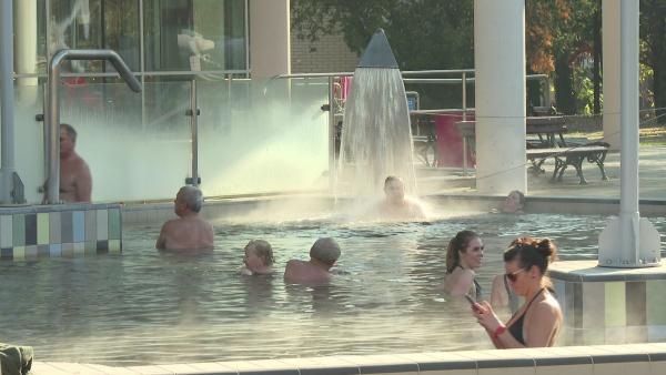 Ősszel is népszerű a Gyulai Várfürdő. Fotó: Kovács Dénes / behir.hu