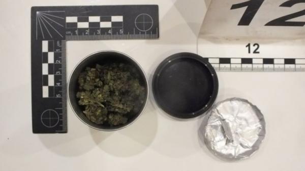 Kábítószer-kereskedelem miatt vettek őrizetbe egy párt Orosházán 2021.11.05.-én. Forrás: police.hu