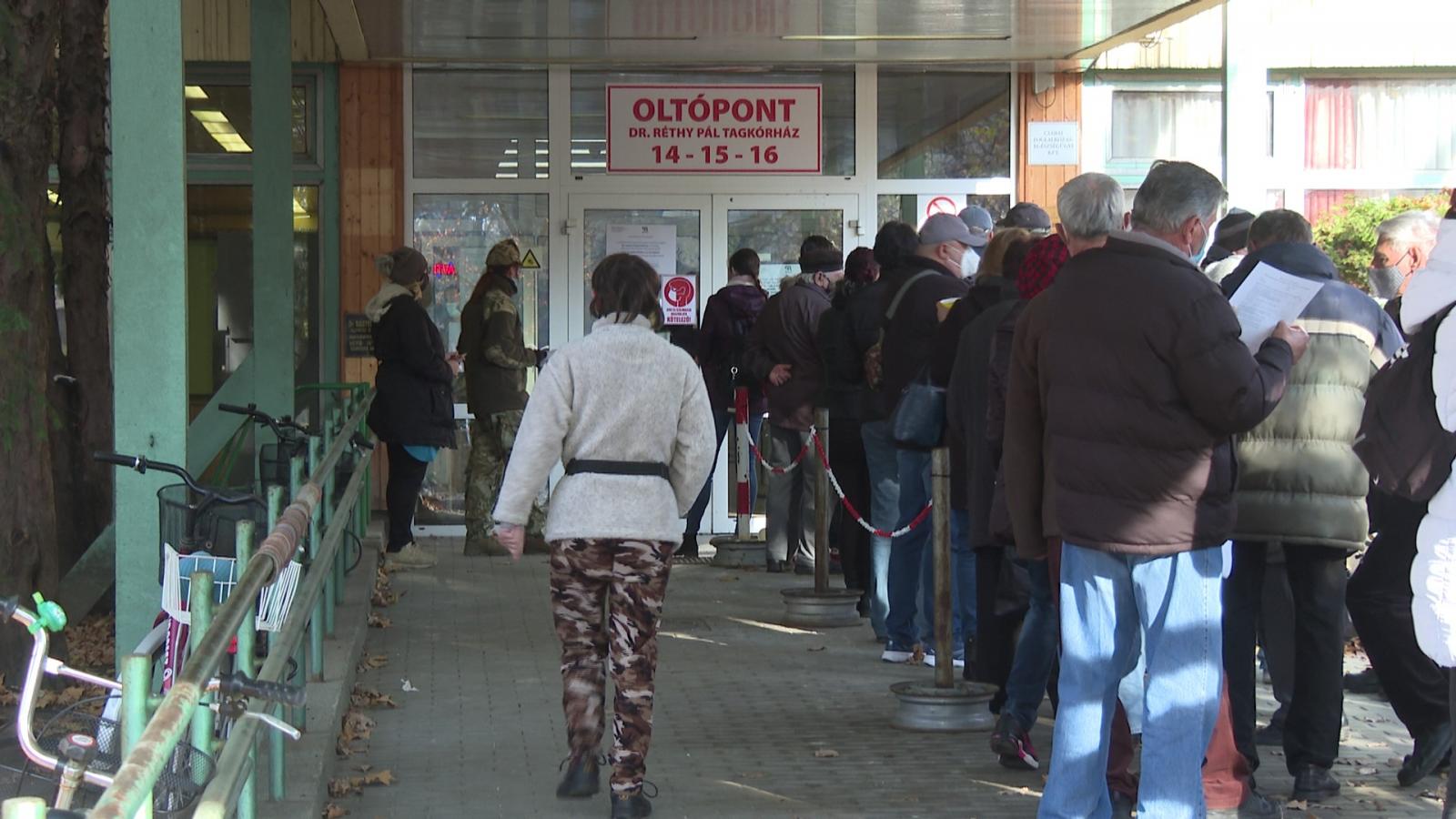 Hosszú sorban várakoztak a békéscsabai kórház előtt – (Fotó: Kovács Dénes/behir.hu)