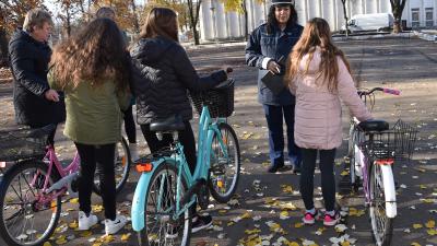 A rendőrség gyermekek kerékpárjainak felszerelését ellenőrzi a rendőrség novemberben. Fotó: police.hu